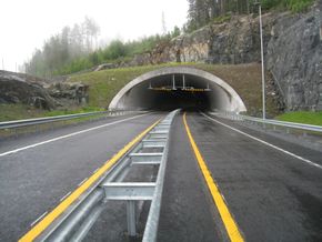 Midtdeler ser vi ikke ofte i en ny tunnel i dag, men her måtte det bli slik. Vestre portal av Vollåstunnelen. <i>Foto:  Bjørn Olav Amundsen</i>