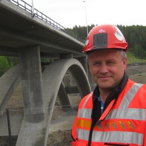 Prosjektleder Tom Hedalen ved Saggrenda bru. <i>Foto:  Bjørn Olav Amundsen</i>