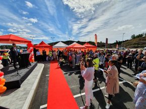 Mange til stede da døgnhvileplassen og veiserviceanlegget på Langrønningen ble offisiellt åpnet 3. juli. <i>Foto:  Nye Veier</i>