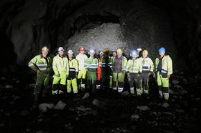 Feiring på røysa etter gjennomslaget 4. juli. Prosjekt Ljotelitunnelen er nå halvveis gjennomført. <i>Foto:  Ingvild Ramstad/ Vestland fylkeskommune</i>