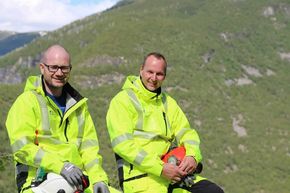 Prosjektleder Jørn Fosen Simonsen og byggeleder Geir Magne Tyssebotn i Vestland fylkeskommune er godt fornøyd med framdrifta på skredsikringsprosjektet i Ljoteli. <i>Foto:  Ingvild Ramstad/ Vestland fylkeskommune</i>