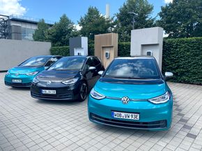 Et knippe VW ID.3 ble registrert i Tyskland i Juli. De fleste trolig hjemmehørende i Wolfsburg. <i>Foto:  Svein-Erik Hole</i>