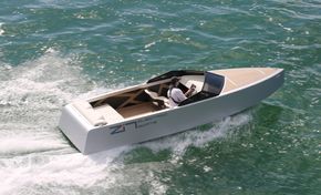 Oppstartsselskapet Zin Boats, med sin første elbåtmodell. Z2R kan holde marsjfart på rundt 15 knop i opptil 87 nautiske mil (omtrent 160 km). <i>Foto:   Zin Boats</i>