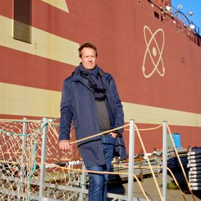 Skeptisk: Nils Bøhmer, her foran det flytende atomkraftverket Akademik Lomonosov i Murmansk, er skeptisk til å kombinere fornybar og kjernekraft. <i>Foto:  Privat</i>
