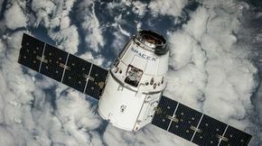 Bildet viser en satellitt som eies av SpaceX, som Musk grunnla i 2002. Men denne satellitten er langt større enn mikrosatellittene som skal gi oss internett fra verdensrommet. <i>Foto:  Spacex</i>