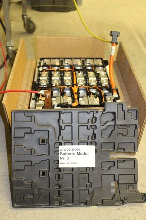 Forsøkene ble gjennomført med 4 kWh-batterimoduler. <i>Foto: Amstein+ Walthert Progress AG / Empa</i>