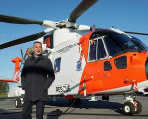 Forsvarsminister Frank Bakke-Jensen (H) på Sola ønsker nytt redningshelikopter velkommen. <i>Foto:  Eirik Helland Urke</i>