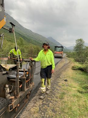 Kjetil Villa stiller maskinen under utleggingen på fjellveien. <i>Foto:  KV Asfalt</i>
