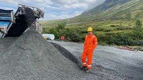Produksjonsansvarlig Tom Arne Nystuen i KV asfalt ved verket. <i>Foto:  KV Asfalt</i>