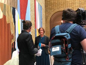 Marianne Andreassen, Stortingets direktør, orienterte et titalls fremmøtte pressefolk tirsdag. <i>Foto:  Heidi Sævold</i>