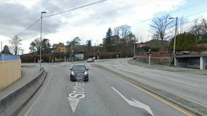 Krysset på Paradis i Bergen, med utsyn nordover Storetveitvegen (fortsetter mot høyre) og Statsminister Michelsens veg (tar av til venstre). <i>Foto:  Google Maps</i>