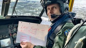 Knut Eirik Thornes, prøveflyger i Forsvarsmateriell, på den siste flyturen med Sea King serienummer 322 i februar 2020. <i>Foto:  Forsvarsmateriell</i>