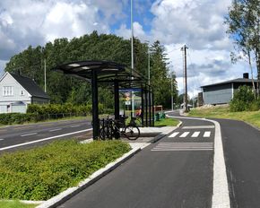 Sandbakken bussholdeplass med sykkelparkering. <i>Foto:  Statens vegvesen</i>
