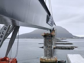 Det er et presisjonsarbeid å løfte på plass de store stålelementene. Hvert løft tar en dag, og er avhengig av bra vær og lite bølger. <i>Foto:  Møre og Romsdal fylkeskommune</i>