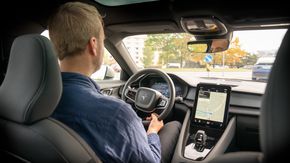 Bilen er tett integrert med Android Automotive. <i>Foto:  Eirik Helland Urke</i>