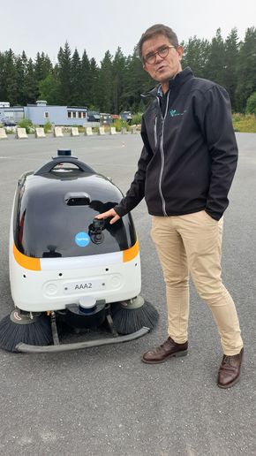 Olav Madland i Applied Autonomy fra test av selvkjørende børstemaskin sammen med Statens Vegvesen på Kongsberg. <i>Foto:  Knut Bjørheim</i>