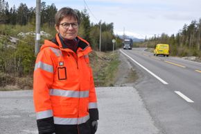 Prosjektleder Trude Holter ved Rossebu, der Saggrenda-Elgsjø ender i vest. <i>Foto:  Kjell Wold, Statens vegvesen</i>