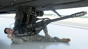 Inspeksjon av M230-kanonen under buken på et Boeing AH-64 Apache. <i>Foto:  Staff Sgt. Scott Tynes</i>