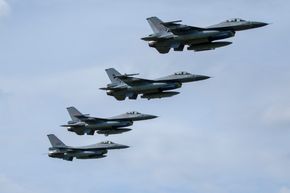 Fire norske F-16 i formasjon over Bodø flystasjon under ACE-øvelsen i 2019. <i>Foto:  Mads Bertelsen Reis / Forsvaret</i>