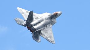F-22A Raptor fra Lockheed Martin/Boeing har vært operativt i 15 år og finnes i dag i 182 eksemplarer i US Air Force. <i>Foto:  Airman 1st Class Jacob Thompson</i>
