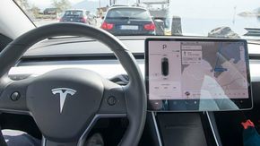 Teslas teknikere kan be om tilgang til en skjermdump fra bilens skjerm. <i>Foto:  Marius Valle</i>