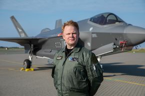 Oberstløytnant Tron Strand, sjef for 332 skvadron, foran et av Luftforsvarets 28 F-35A. <i>Foto:  Andrea Bekk Johansen / Forsvaret</i>