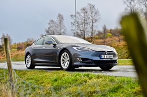 Det går mange Tesla-modeller i Norge, noe som gir Statens vegvesen et spesielt ansvar for å følge opp bilene.  <i>Foto:  Mathias Klingenberg</i>