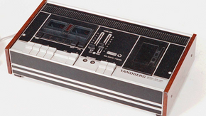 Det nye store rundt 1970 var kassettspillere. De fleste fabrikkene var fort på banen med billige bærbare apparater. Men ikke Tandberg. Først i 1972 kom de med sin modell. En kvalitetsspiller med tre motorer og Dolby støyreduksjon. <i>Foto:  Norsk Teknisk Museum</i>