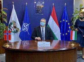 Divisjonsdirektør Kjetil R. Myhra i KDA signerer Nasams-avtalen med Ungarn. <i>Foto:  Kongsberg</i>
