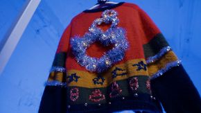 Baksiden av genseren er overdådig pyntet med glitter. Verdens mest strålende styggeste julegenser, mener Computas. <i>Foto:  Avia</i>