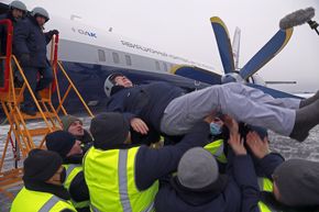 Sjefstestflyger Nikolai Kujmov ble feiret på denne måten etter den vellykkede jomfruferden med Il-114-300. <i>Foto:  Armen Gasparyan</i>