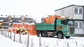 Styrofoam-plater lastes av en lastebil til bruk i letearbeidet som fredag fortsetter etter leirskredet i Gjerdrum. <i>Foto:  NTB</i>