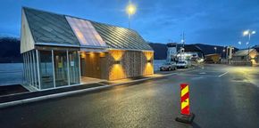 Det er bygd nye servicebygg med venterom og toalett på alle de tre kaiene. Her fra Vangsnes. <i>Foto:  Lars Olve Hesjedal/Statens vegvesen</i>