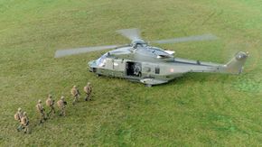 Belgiske soldater i ferd med å gå om bord i et NH90 TTH. <i>Foto:  Airbus Helicopters</i>