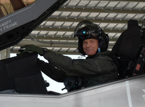 Oberstløytnant KIN (50) var den første dansken som fløy F-35. Det skjedde 15. januar fra flybasen Luke i Arizona. <i>Foto:  Det danske forsvaret</i>