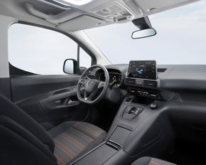 Enkelt interiør i Opels nye flerbruksbil. <i>Foto:  Axel Wierdemann</i>