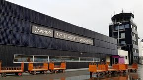 Avinors solkraftverk på Svalbard Lufthavn er et eksempel på solkraftverk som er formet av bygningskroppen og hvor størrelsen på anlegget er begrenset av de tilgjengelige overflatene. <i>Foto:  Iver Frimannslund</i>