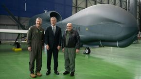 SACEUR General Tod Wolters, generalsekretær i Nato Jens Stoltenberg og sjefen for Natos militærkomité, Air Chief Marshall Sir Stuart Peach poserer foran den første Phoenix-dronen i januar 2020. <i>Foto:  Pia Dunkel</i>