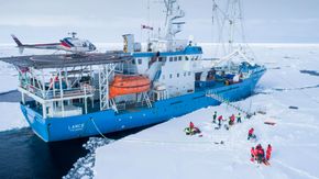 «Lance» og LN-OMB var faste partnere i 30 år. Dette bildet er tatt i forbindelse med INTPART (Internasjonale partnerskap for fremragende utdanning og forskning) der studenter og forskere dro på tokt nordvest for Svalbard. <i>Foto:  Lawrence Hislop</i>