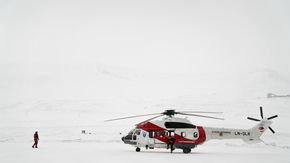 Et av Lufttransports to AS332L1 Super Puma som i dag flyr for Sysselmannen på Svalbard. <i>Foto: Eirik Helland Urke</i>