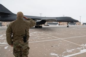 Utfasingen av B-1B har startet. Her forlater et av bombeflyene Ellsworth AFB for siste gang, 17. februar. <i>Foto:  Airman Jonah Fronk</i>