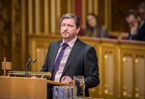 Stortingsrepresentant Christian Tybring-Gjedde (Frp) sier salget av skipsmotorselskapet Bergen Engines til russisk eierskap kan tvinge fram et mistillitsforslag i Stortinget. <i>Foto:  Ole Berg-Rusten/NTB</i>