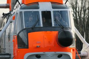 Fredrik Jomaas og Nils Arne Ro har til sammen over 13.000 flytimer i Sea King. <i>Foto: Per Erlien Dalløkken</i>