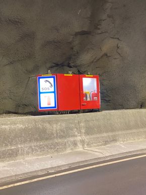 I alt sju SOS-skap er montert i og utenfor tunnelen. <i>Foto:  Statens vegvesen</i>