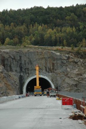 Fra bygginga av dobbeltspor Farriseidet-Porsgrunn. Tross 73 % tunnel og bru er dette så langt den billigste intercitystrekningen per km. <i>Foto:  For Jernbane.</i>