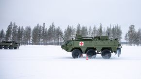Glattkjøring med oppgraderte pansrede ambulansen Patria Pasi XA-203N på Rena. <i>Foto:  Frederik Ringnes/Forsvaret</i>