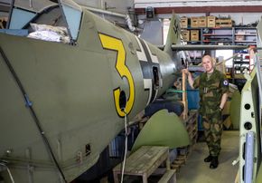 Major Anders Utgård, Sjef Luftforsvarsmuseet, ved Messerschmitt Bf 109 G-2/R6, «Gul 3». <i>Foto:  Eirik Helland Urke</i>