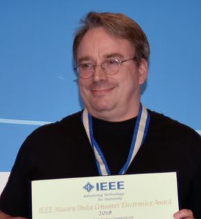 Linus Torvalds under en prisutdeling i 2018. <i>Foto:  <a href="https</i>