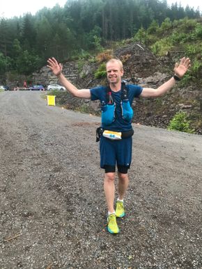 Svein Tore Holsether etter å ha gjennom- ført ultraløpet fra Nordmarka til Verdens Ende på 25 timer. En lykkelig, men utslitt konsernsjef. <i>Foto:  Privat</i>