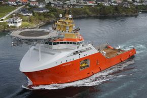 Normand Drott er et stort og kraftig ankerhåndteringsfartøy (AHTS) bygget ved Vard Brattvåg i 2010. Det er 95 meter langt og har plass til et mannskap på 70. <i>Foto:  Solstad</i>